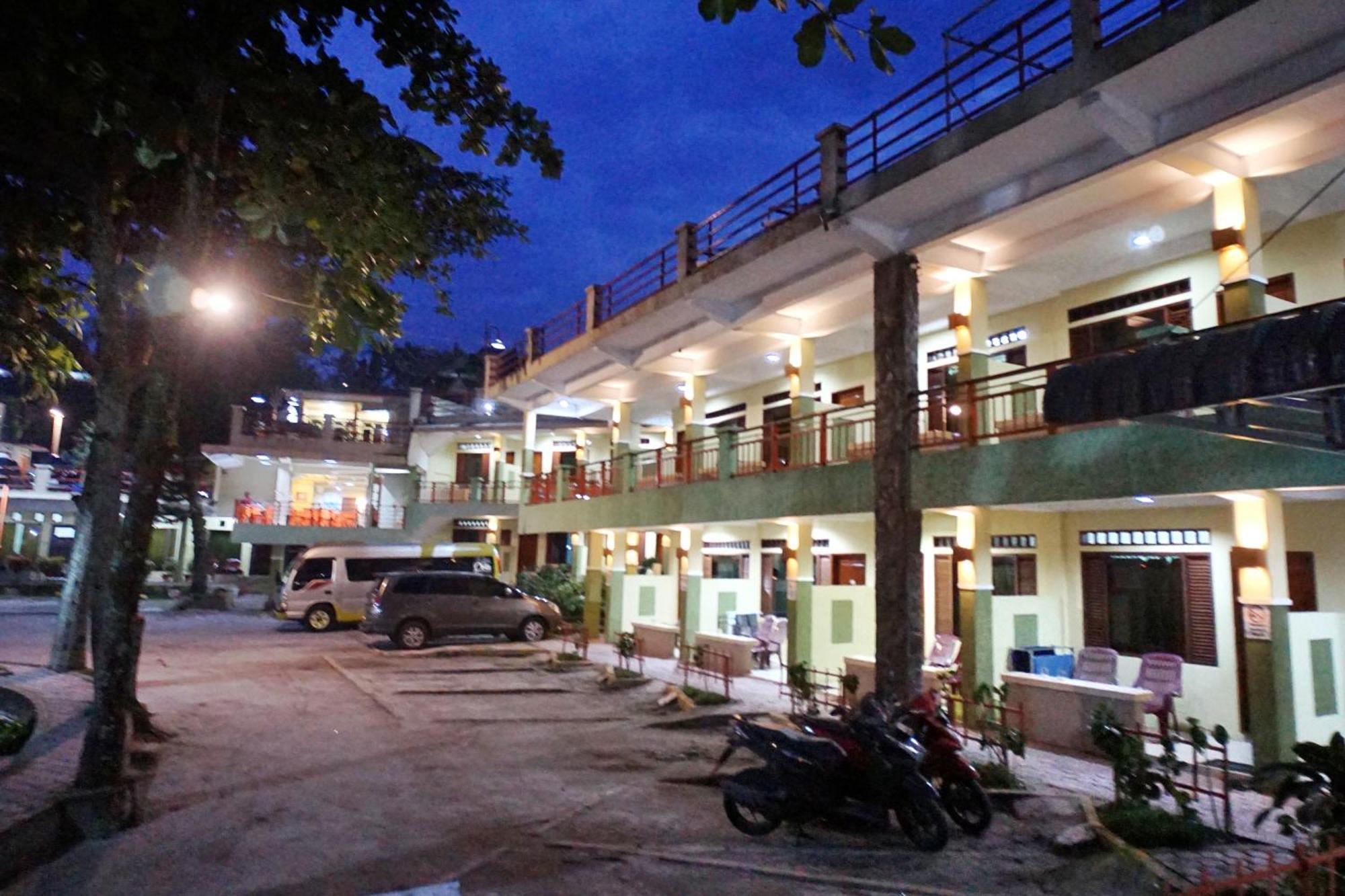 Pandu Lakeside Hotel Parapat Exteriör bild