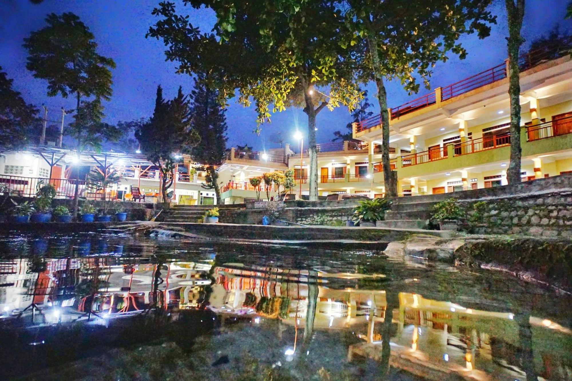 Pandu Lakeside Hotel Parapat Exteriör bild