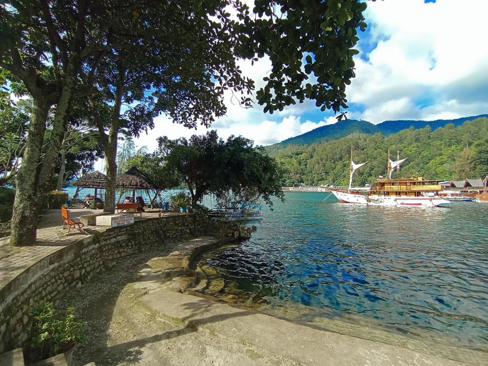 Pandu Lakeside Hotel Parapat Exteriör bild