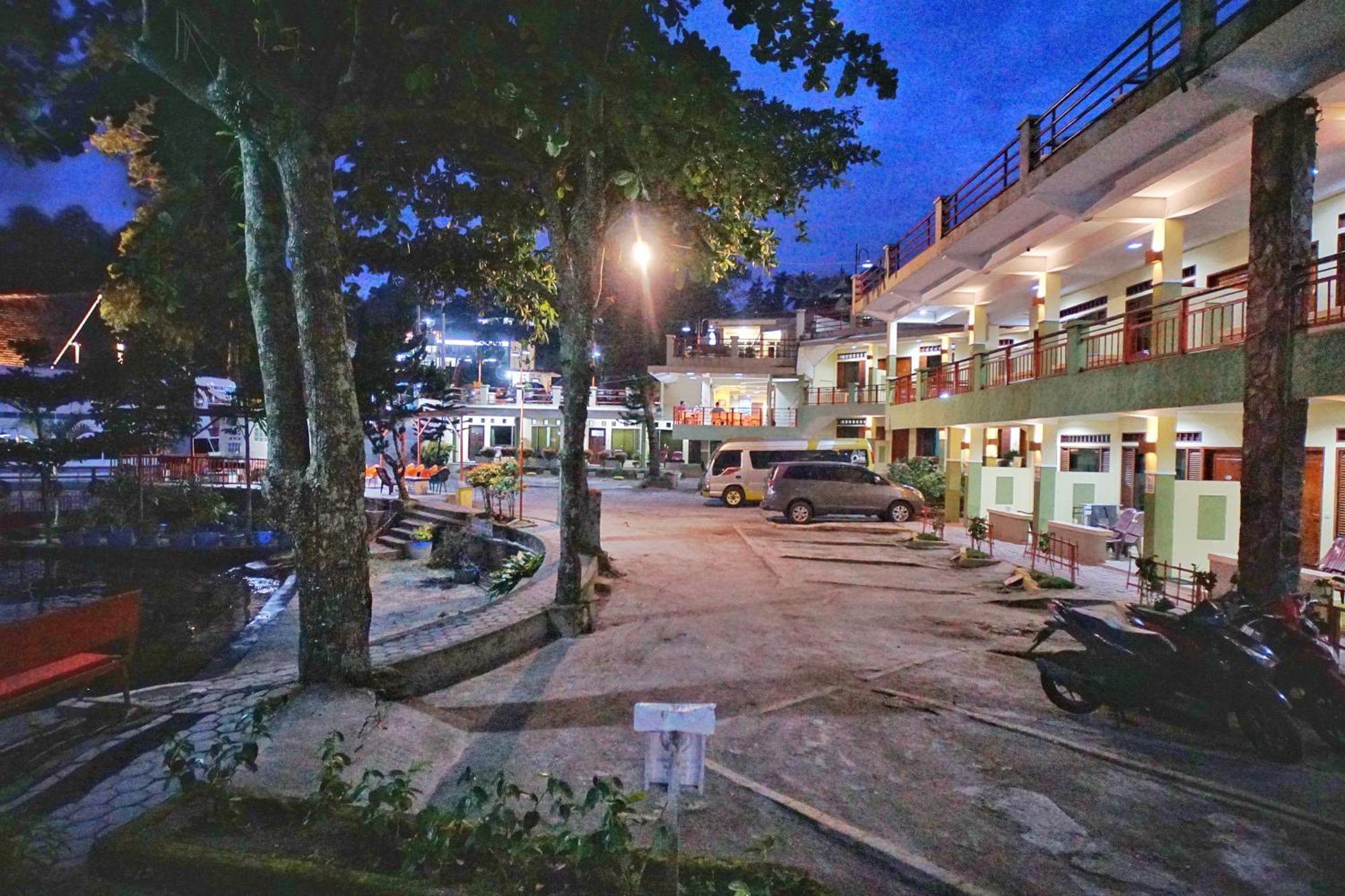Pandu Lakeside Hotel Parapat Exteriör bild