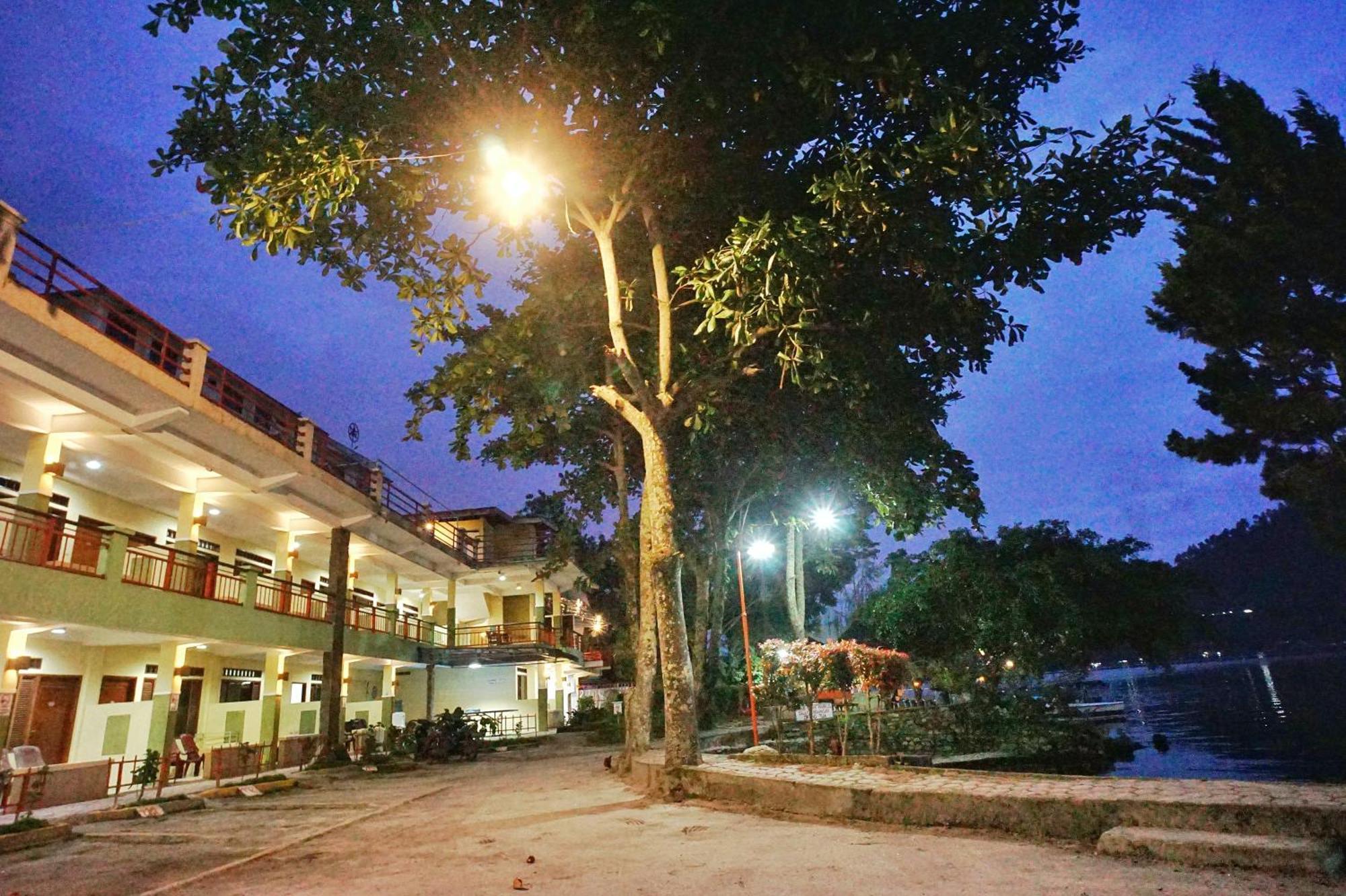 Pandu Lakeside Hotel Parapat Exteriör bild