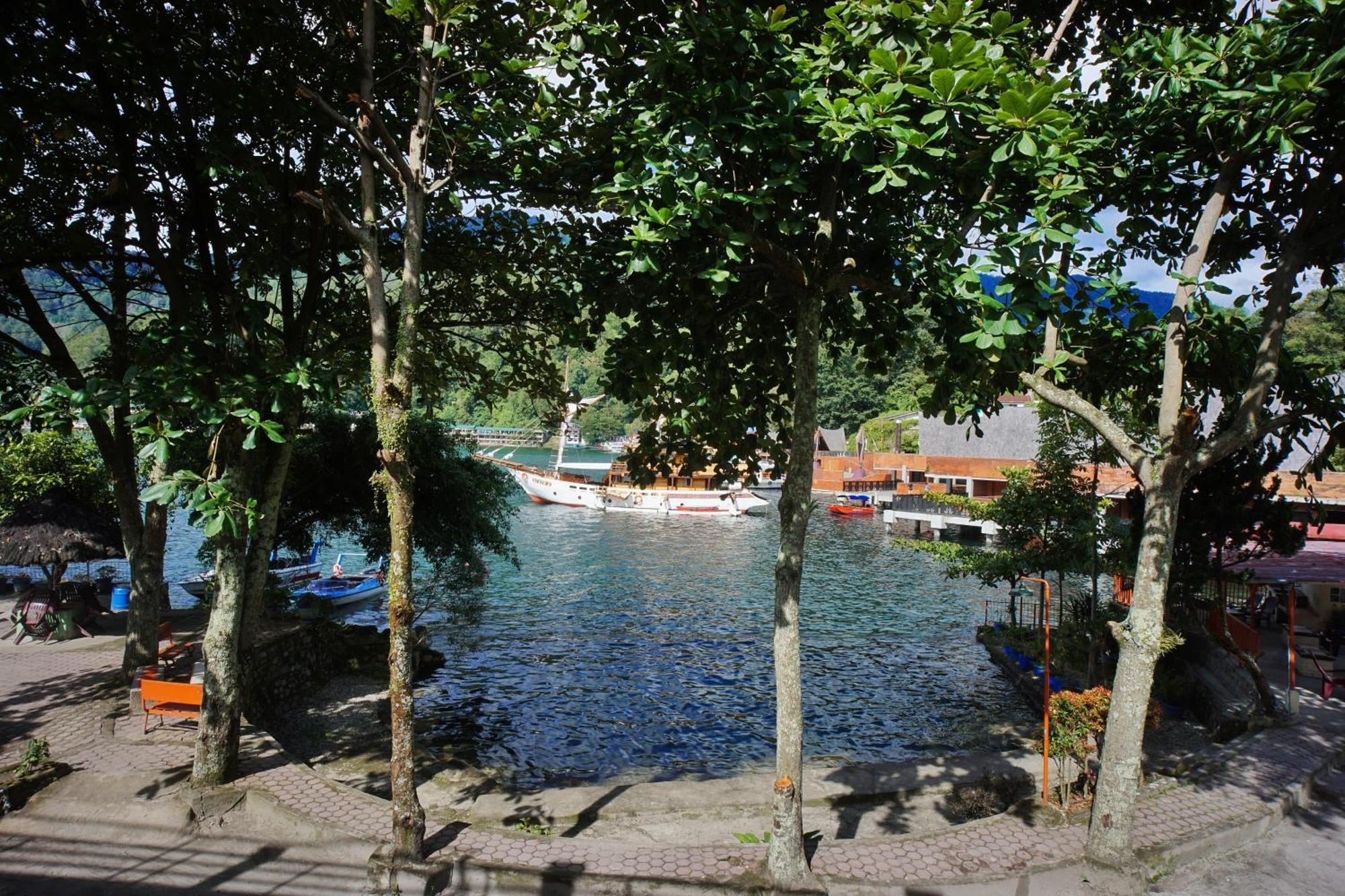 Pandu Lakeside Hotel Parapat Exteriör bild