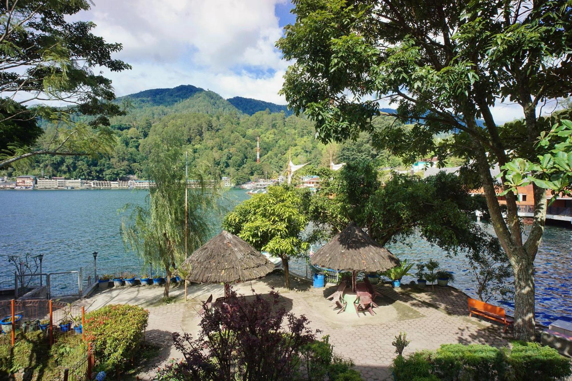 Pandu Lakeside Hotel Parapat Exteriör bild