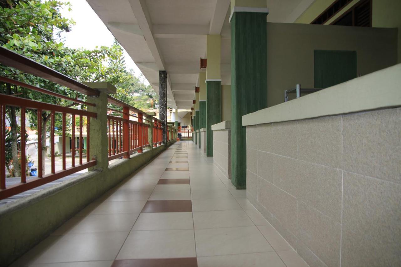 Pandu Lakeside Hotel Parapat Exteriör bild